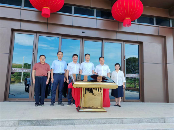 7月18日上午，歙县人工智能创客中心正式投入使用并举行揭牌仪式，县委常委、常务副县长詹凯主持仪式，县委副书记、县长王奇勇和欧宝网页版登录入口集团党委书记、董事长洪筱明共同为歙县人工智能创客中心揭牌。县委常委、县经开区管委会主任王坤，副县长程衍生，县政协副主席、财政局局长曹胡翠，县直有关部门、县各金融机构主要负责同志，共同见证揭牌仪式，并观摩富丰新城片区投资规划沙盘、集团企业馆1。.jpg