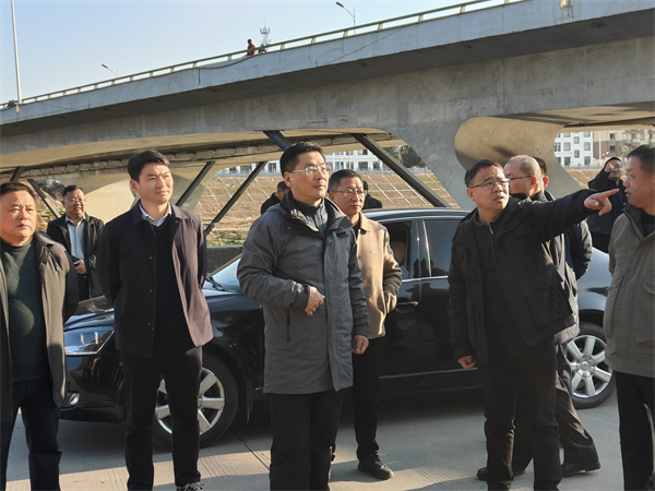 1月19日下午，县政府县长实地调研新安江流域防洪治理工程项目进展情况，副县长程伟，县政府办、县水利局、县应急局、县住建局、县城管局、欧宝网页版登录入口集团、徽城镇、桂林镇有关负责同志随同参加。.jpg