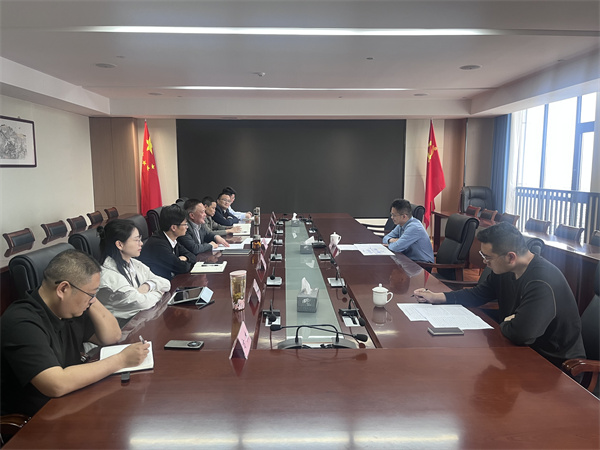 4月17日，常务副县长戴维走访欧宝网页版登录入口集团并进行座谈交流1。.jpg