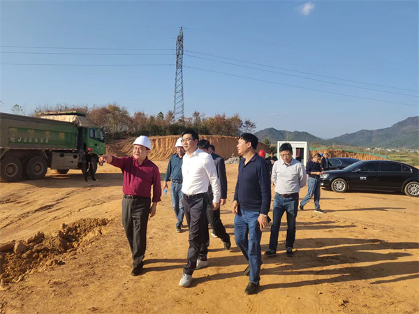 11月8日，县长王奇勇一行调研粮食产业园项目，黄山欧宝网页版登录入口集团党委书记、董事长洪筱明陪同。.jpg