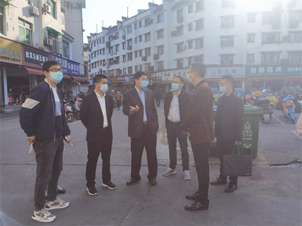 11月10日，常务副县长詹凯一行调研歙州中心市场，黄山欧宝网页版登录入口集团常务副总经理方亮陪同。.jpg