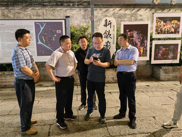 9月11日，汪凯书记夜间调研古城三期项目，对部分节点提升进行指导，黄山欧宝网页版登录入口集团党委书记、董事长洪筱明，副总经理张高峰陪同调研。.jpg